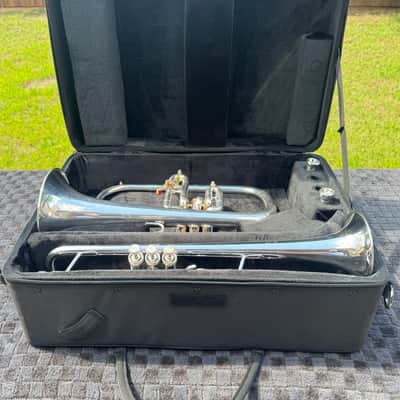 Gently Used Getzen Eterna Flugelhorn and Trumpet Combo with mouthpieces and case image 2