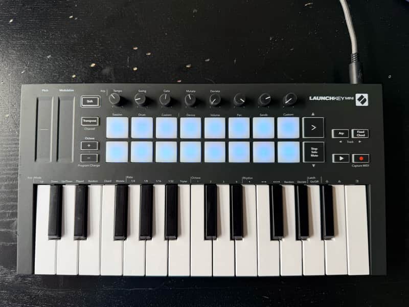 Novation Launchkey Mini MKIII MIDI Keyboard Controller 2019 - Present - Black image 1