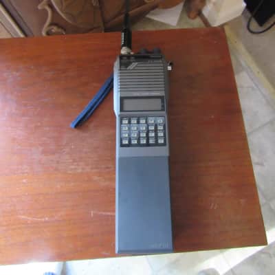 Yaesu FT 727R dual band hand held receiver with charger image 2