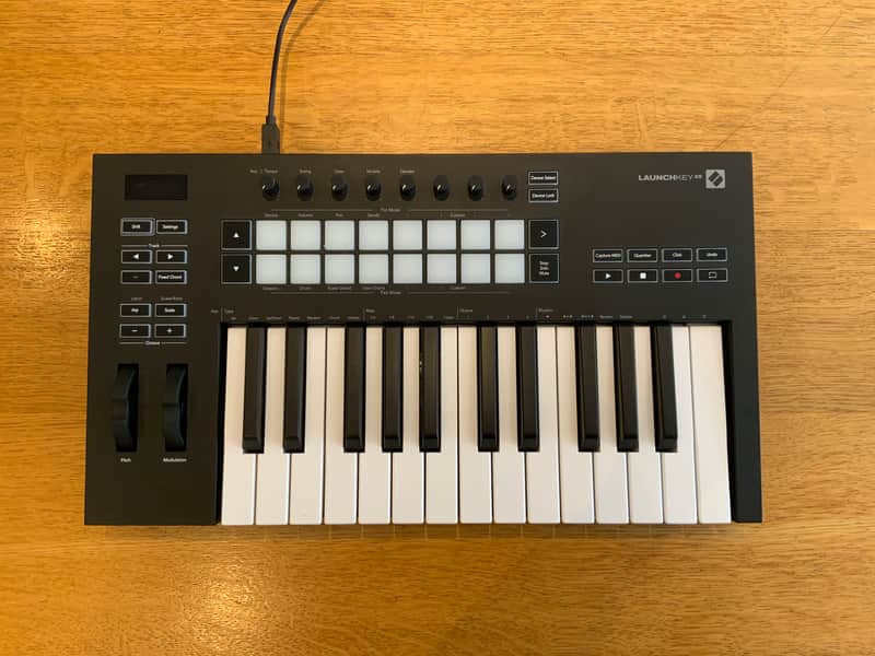 Novation Launchkey 25 MKIII MIDI Keyboard Controller 2020 - Present - Black image 1