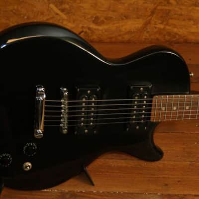 Hondo 732 DeLuxe Series image 3