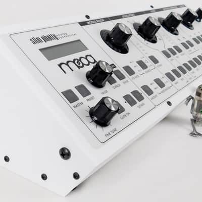 MOOG Slim Phatty White Edition Analog Synthesizer+ Top Zustand + 1,5 J Garantie