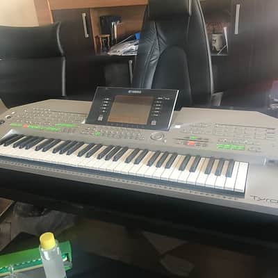 Yamaha Tyros2 61-Key Arranger Workstation Keyboard