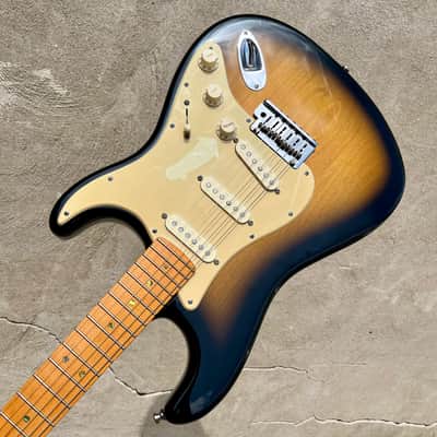 Fender American Deluxe Stratocaster V-Neck with Maple Fretboard 2004 - 2010 - 2-Color Sunburst image 18