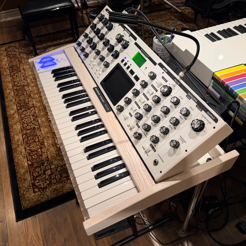 Moog Minimoog Voyager 2015 - Lunar White image 1