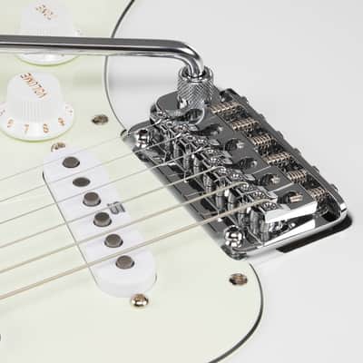 IBANEZ Luca Mantovanelli Signature E-Gitarre 6-String - Luna White + Koffer image 3