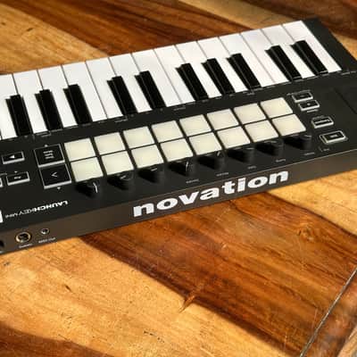 Novation Launchkey Mini MKIII MIDI Keyboard Controller 2019 - Present - Black image 2