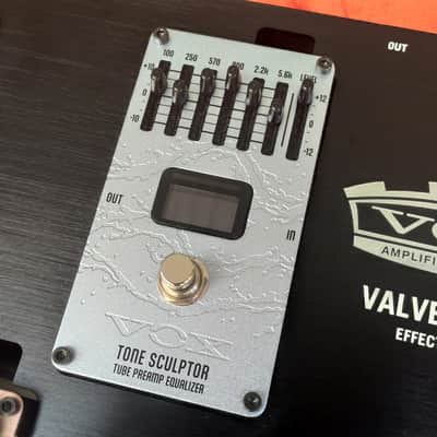 VOX VE-EXHB loaded pedalboard with 5 VOX effect pedals from the new fancy Valvenergy series with ,,Nutube" technology* Tube overdrive/Tube booster/Tube preamp EQ/Tube compressor/Tuner pedal*very rare board/was for VOX dealers only*list price 1199€ image 11