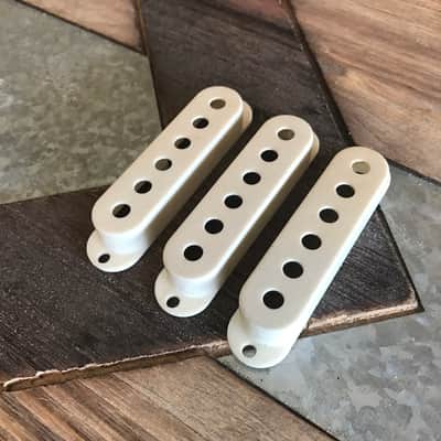Real Life Relics Parchment Stratocaster® Pickup Covers (Set of 3)   [DQ2]