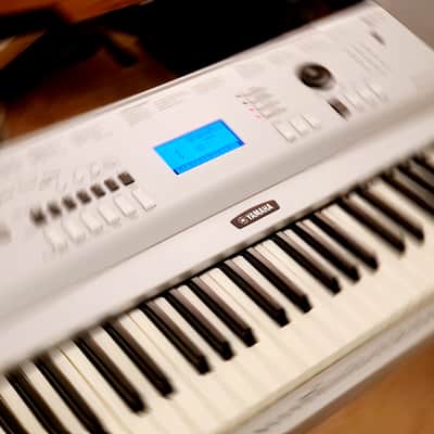 MUST SEE!!! YAMAHA DGX 220 SEMI-WEIGHTED 76-KEY DIGITAL PIANO IN AMAZING CONDITION! image 9
