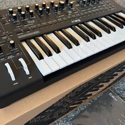 Moog Messenger 32-Key Monophonic Synthesizer 2025 - Present Black image 1