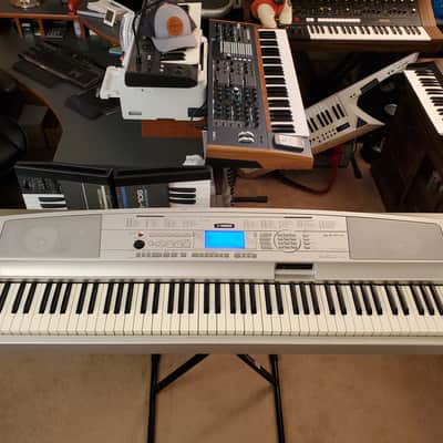 MUST SEE!!! YAMAHA DGX 500 SEMI-WEIGHTED 88-KEY DIGITAL PIANO IN AMAZING CONDITION! image 5