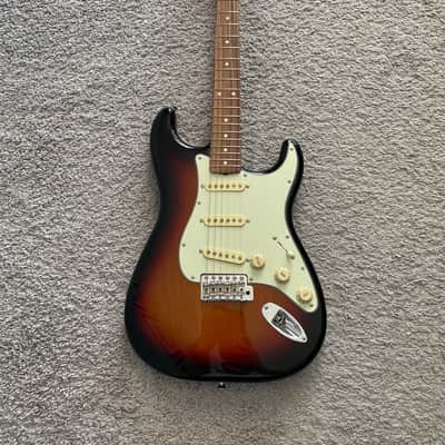 Fender Vintera ‘60s Stratocaster 2021 MIM Sunburst Pau Ferro Fretboard Guitar image 1