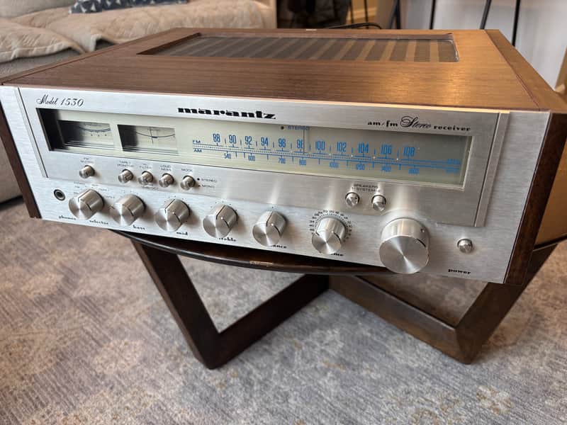 Marantz Model 1530 30-Watt Stereo Solid-State Receiver 1978 - 1980 - Silver with Wood Case