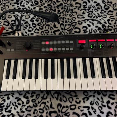 Korg Korg R3 Virtual Analog Synthesizer with Vocoder 2007 + case image 1