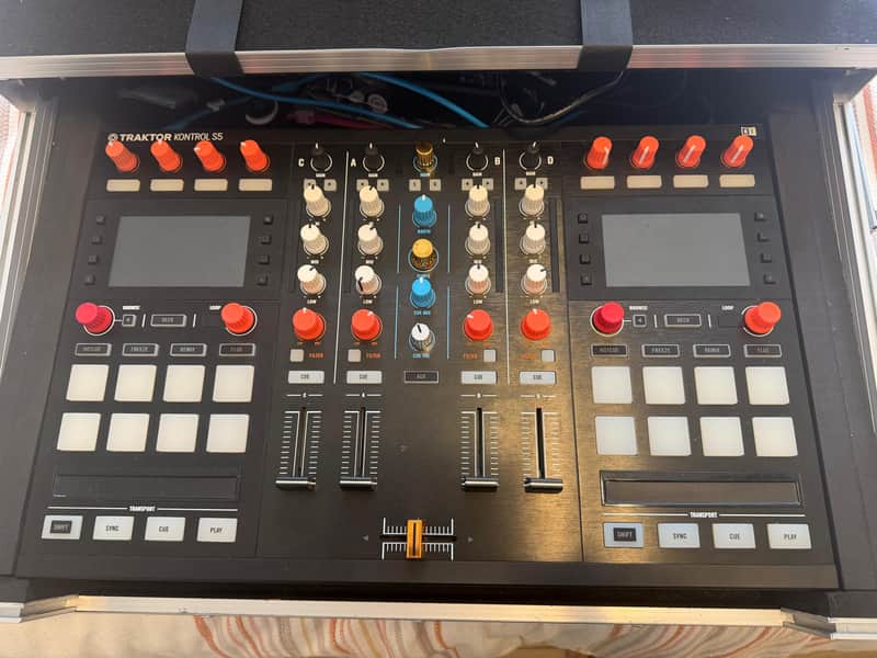Native Instruments Traktor Kontrol S5 2010s - Black W/Flight Case image 1