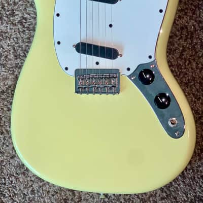 2024 Fender Player II Mustang Hialeah Yellow electric guitar hardhshell case image 3