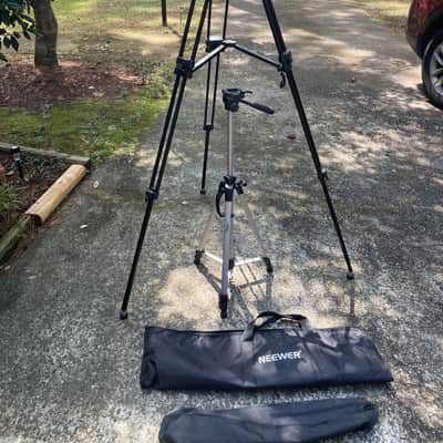 NEEWER 63" Video Tripod and 35" tripod w. tote bags - mint! - prosounduniverse. image 2