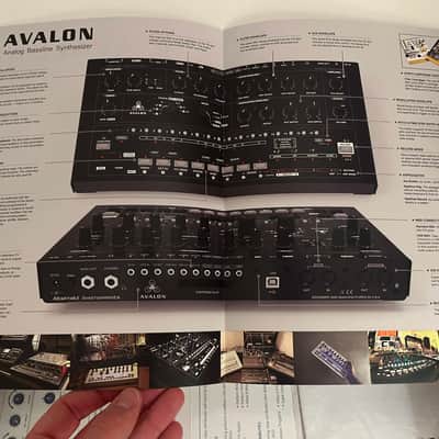 Abstrakt Instruments - Avalon Bassline (white, blue leds) + manual, original box (all like new) image 5