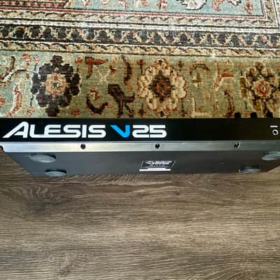 Alesis V25 25-key USB MIDI Controller with Beat Pads 2017 - 2022 - Black image 5