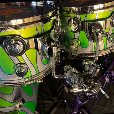 Rikki Rockett's Poison 2022 Stadium Tour DW 6-Piece Drum Set, Green/Silver Sparkle Flame. SIGNED! image 16