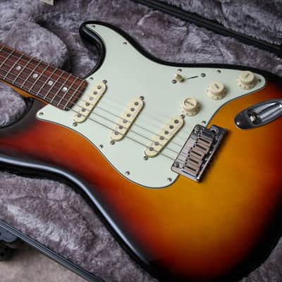 FENDER USA American Elite Stratocaster "3-Color Sunburst + Rosewood" (2020) image 2