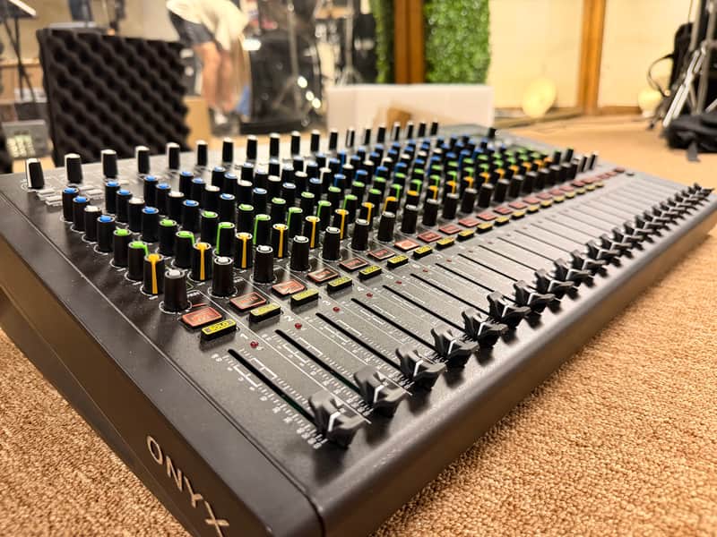 Mackie Onyx24 24-Channel Analog Mixer with Multitrack USB 2021 - Present - Dark Gray image 1