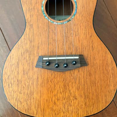 Islander MSC-4 Deluxe Concert Ukulele Satin Natural, Solid Mahogany, Excellent image 7