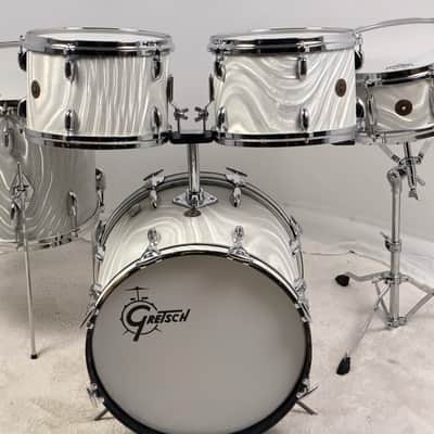 Gretsch 18/12/12/14/5.5x14" 60's Round Badge Bop Drum Set - White Satin Flame image 2