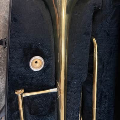 Valve trombone, with case and mouthpiece image 4