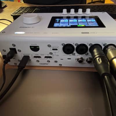 Yamaha URX44V White image 3