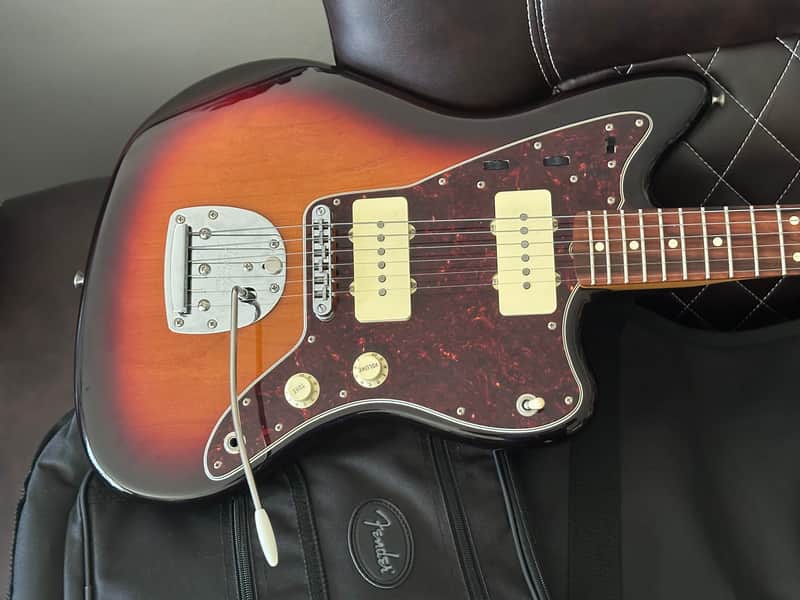 Nice 2019 Fender Vintera '60s Jazzmaster Modified with Pau Ferro Fretboard 3-Color Sunburst