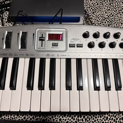 M-Audio Oxygen 8 25-Key MIDI Controller Keyboard 2002 - 2005 - Silver image 1