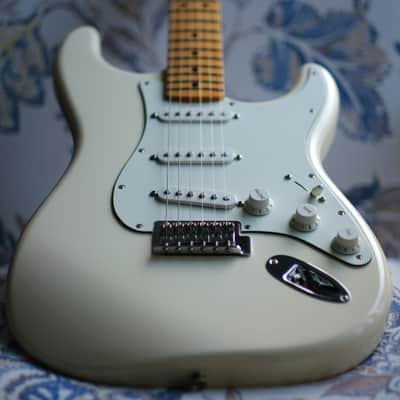 Fender Standard Stratocaster 2018 - Arctic White image 1