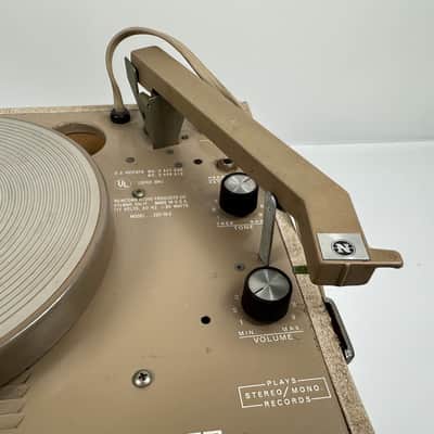 Newcomb Solid State portable suitcase record player EDT-15C Vintage 1970’s image 4