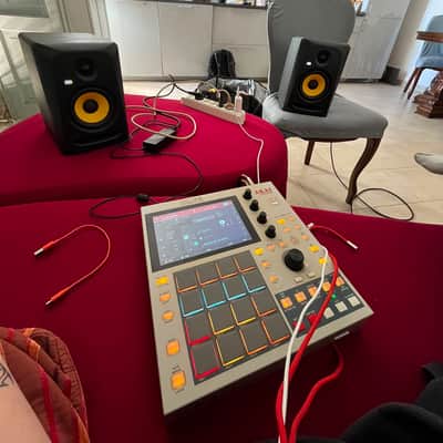 Akai MPC One Standalone MIDI Sequencer Retro Edition 2021 - Present - Grey image 2
