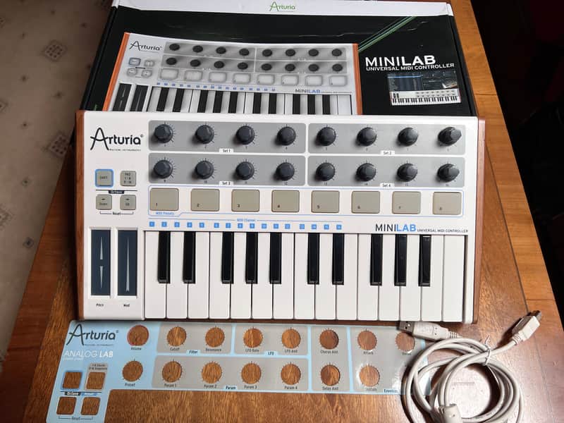 Arturia MiniLab 25-Key MIDI Controller 2014 - 2016 - White imagen 1
