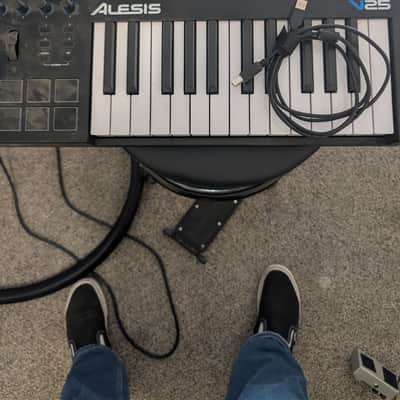 Alesis V25 25-key USB MIDI Controller with Beat Pads 2017 - 2022 - Black