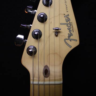 FENDER AMERICAN STRATOCASTER 2002 - 3 TONE SUNBURST image 2