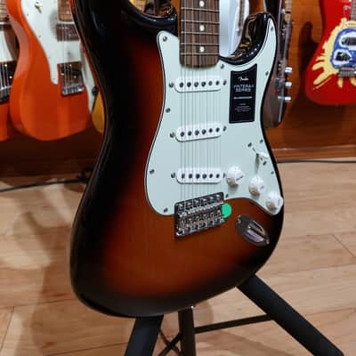 Fender Vintera II '60s Stratocaster with Rosewood Fretboard - 3-Color Sunburst image 3