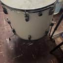 Ludwig No. 952 Classic 16x18" Floor Tom with Pointed Blue/Olive Badge 1976 -1978  White Cortex