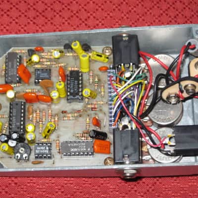 used vintage (1981) DOD 575 Flanger (ANALOG Flanger) Performer Series, MISSING battery cover (tannish gray casing with yellow graphic / yellow knob tops) + battery, strings, extra battery clips, & extra foam (NO box, NO paperwork, NO adaptor) image 5