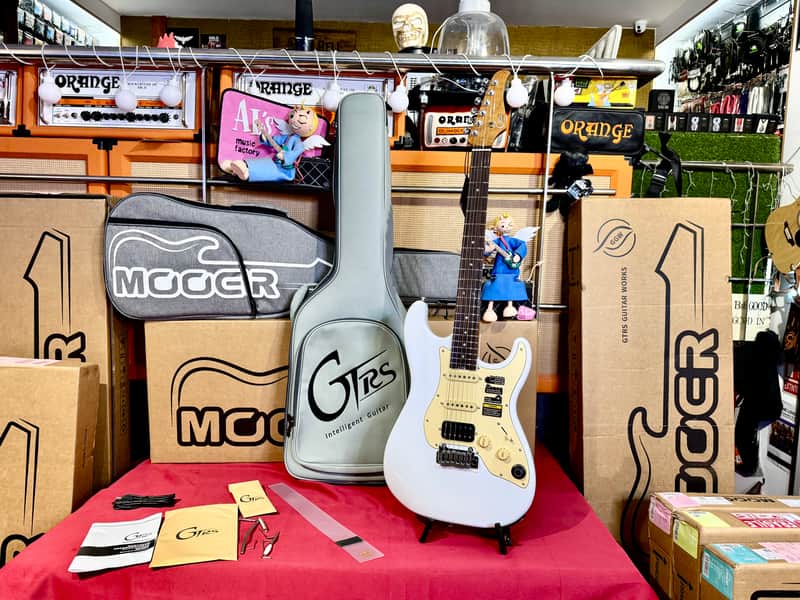 Mooer GTRS P800 ( Inteligent Guitar) WHITE 2025 image 1