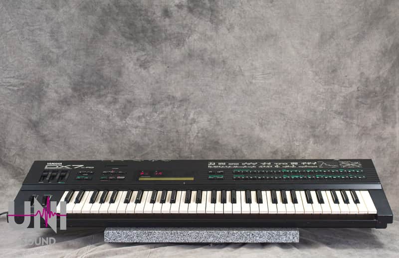 Yamaha DX7IIFD 61-Key 16-Voice Digital Synthesizer with Floppy