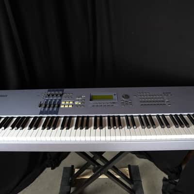 Yamaha Motif ES 8 Production Synthesizer 2000s - Gray