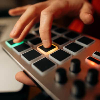 MIDI Pad Controller - Ultra-Portable Aluminum Frame MIDI Drum Pad with 16 Beat Pads and 6 Assignable Knobs, Beat Machine for Melodic Samples, Plug & Play on iPad, iPhone, Mac, PC image 3
