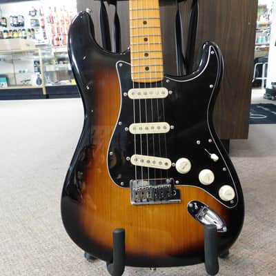 Fender American Ultra Luxe Stratocaster with Maple Fretboard 2021 - Present - 2-Color Sunburst image 3