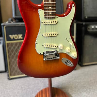 Fender Custom Shop Deluxe Stratocaster - Cherry burst image 2