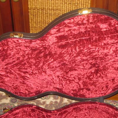 new open box very near A+ genuine Taylor Grand Auditorium Deluxe Brown Hardshell Case (5201-55) textured dark brown vinyl over 3-ply wooden structure, Foam padding covered w/ red plush crushed velvet lining, brass plated latches, padded handle image 11