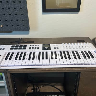 Arturia KeyLab Essential 49 MkIII MIDI Controller 2023 - Present White image 2